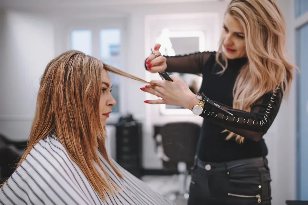 Salon de coiffure professionnel présenté sur un site web moderne